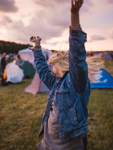 first-timers Glastonbury guide krists-luhaers-582238-unsplash