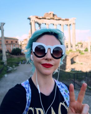 Rome overtourism @minkaguides Roman Forum selfie