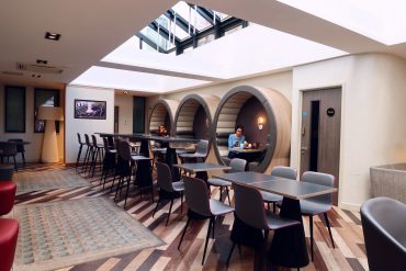 Point A Hotel London Shoreditch @minkaguides dining area