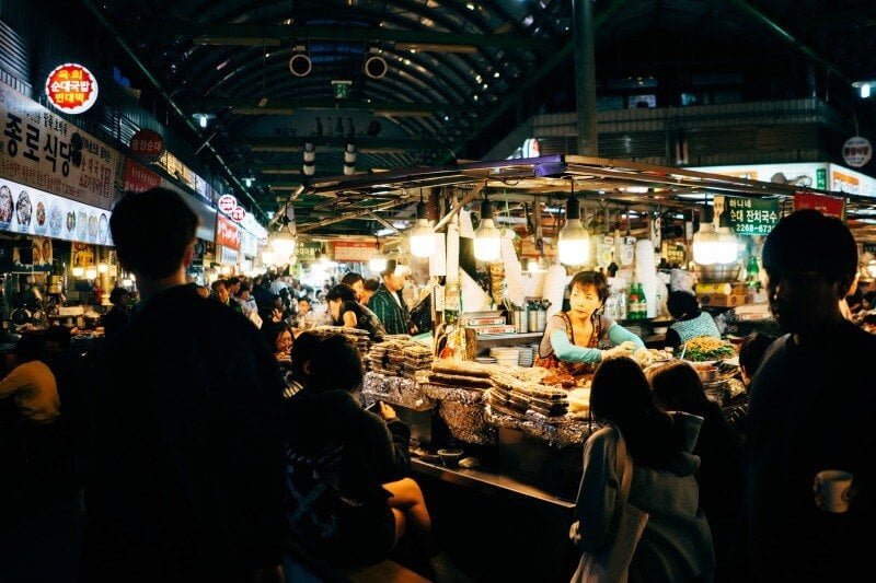 Unique things to do in Seoul Gwangjang Market CREDIT robson hatsukami morgan-unsplash