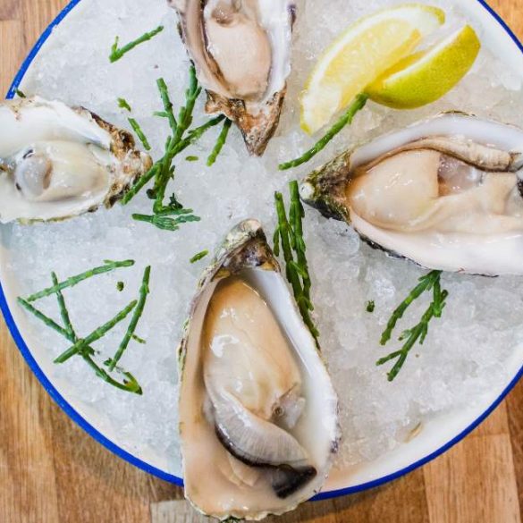 Oysters London - share CREDIT louis hansel restaurant photographer-Unsplash